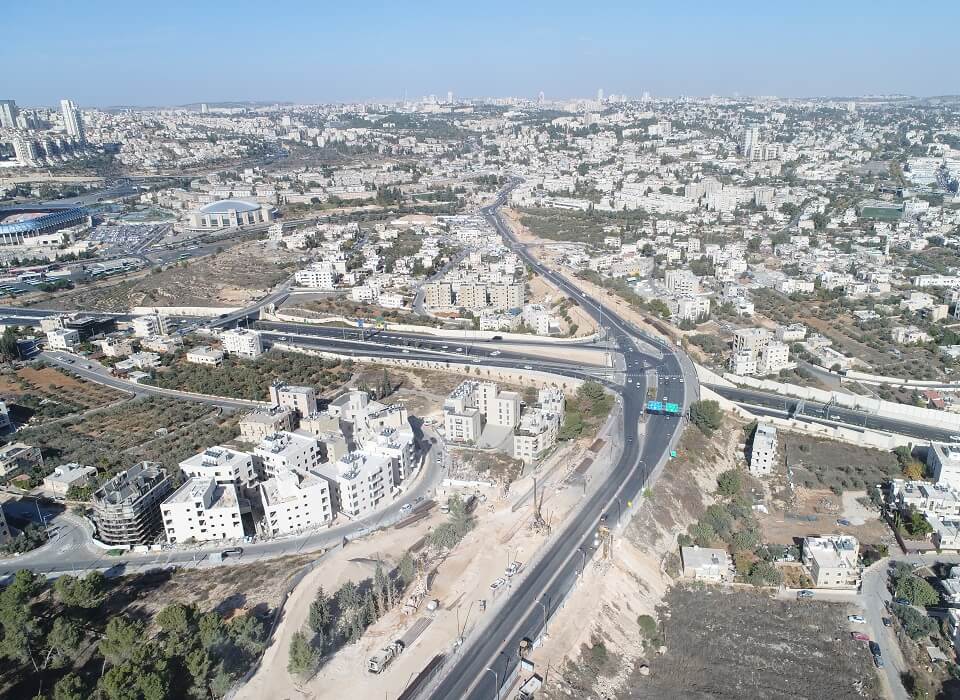 דב יוסף 22 - מבט מלמעלה על כביש, מלא בניינים מסביב